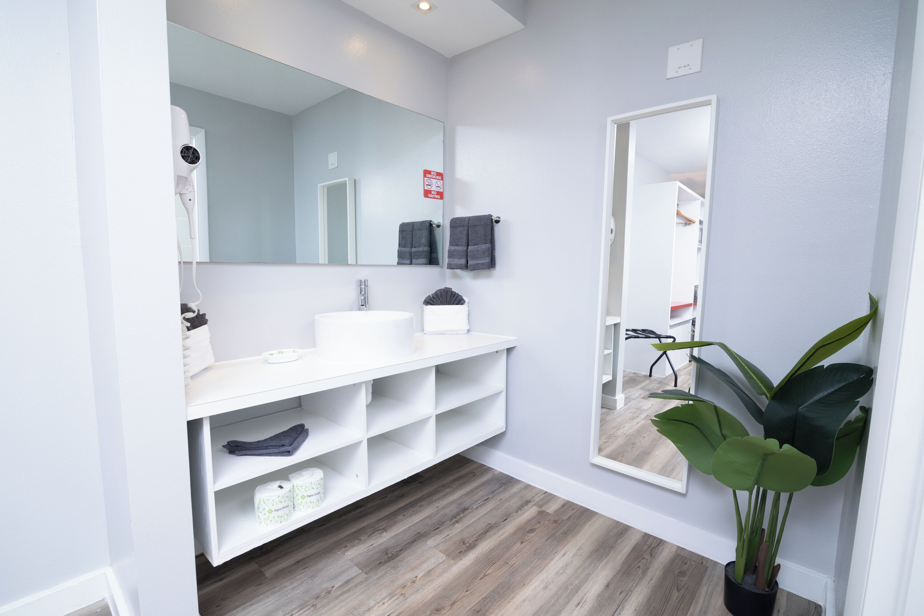 combined shower/bathtub, hydromassage showerhead, free toiletries