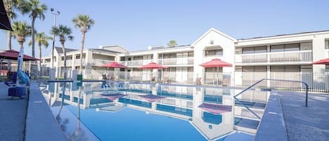Utomhuspool, parasoller och solstolar
