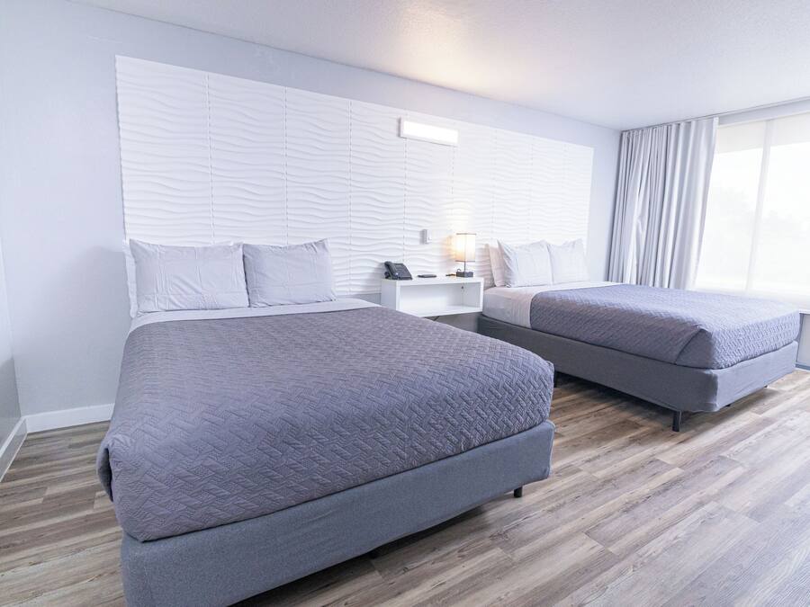 Quarto casal família, 2 camas Queen | Roupas de cama antialérgicas, edredons de pluma, cofres nos quartos
