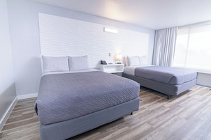 Quarto casal família, 2 camas Queen | Roupas de cama antialérgicas, edredons de pluma, cofres nos quartos
