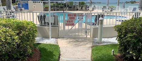 Utomhuspool och uppvärmd pool