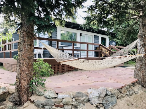 Cabin at Pickle Gulch- a charming cabin with mountain views.