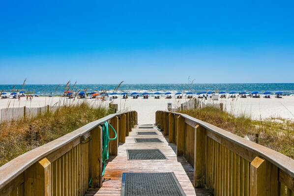 On the beach - Beachfront condo w/ balcony overlooking the Gulf & resort pools/gym (Orange Beach)