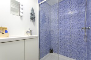 Een bad/douchecombinatie, een haardroger, een bidet, handdoeken