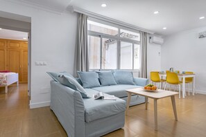 Smart TV, books - Historic Center Terrace apartment (Málaga)