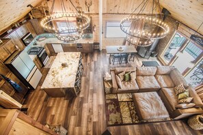 TV connectée, cheminée, jeux vidéo, livres