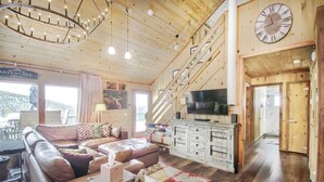 TV connectée, cheminée, jeux vidéo, livres