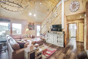 TV connectée, cheminée, jeux vidéo, livres