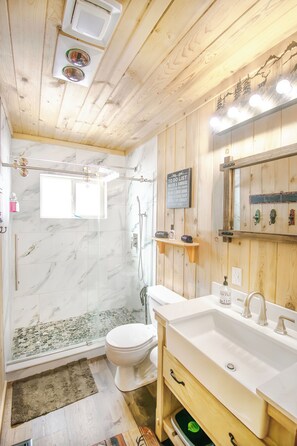 Ensemble baignoire-douche, séchoir à cheveux, serviettes fournies, savon