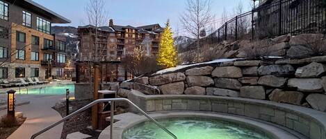 Lämmitetty uima-allas