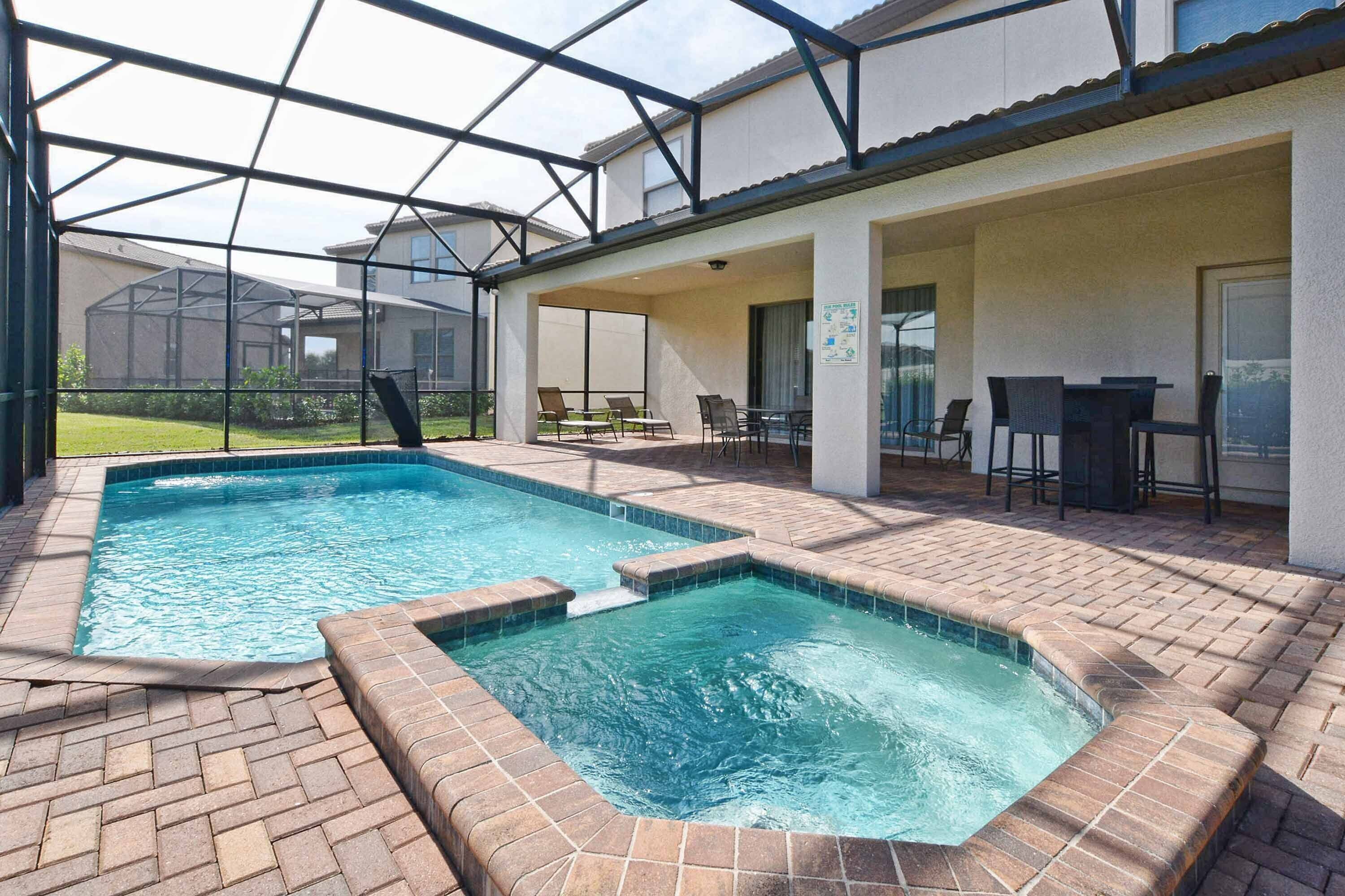 NEXT TO CLUBHOUSE!! 8 Bedrooms, Free BBQ GRILL, Resort Community with Lazy River, Pool Table, Mickey & Donald Rooms, Free Wifi!!