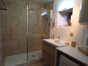 Dusche, Haartrockner, Handtücher, Seife