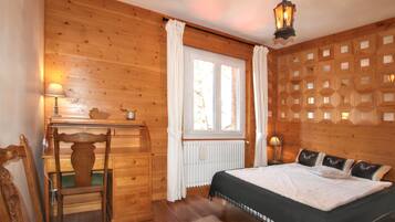 3 Schlafzimmer, Schreibtisch, Bügeleisen/Bügelbrett, WLAN