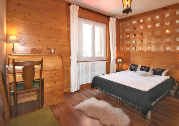 3 habitaciones, escritorio, tabla de planchar con plancha y wifi 