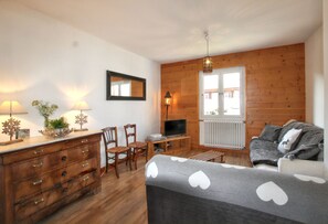 Televisión, chimenea, reproductor de DVD y estéreo 