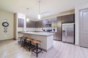 Apartment | Eigene Küche | Kühlschrank, Mikrowelle, Ofen, Herdplatte