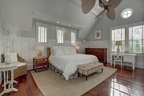 5 bedrooms, desk, iron/ironing board, WiFi