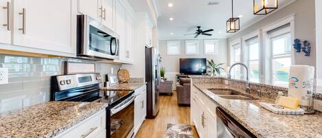 ثلاجة، ميكروويف، فرن، موقد طهي مسطح