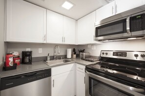 Apartment | Private kitchen | Fridge, microwave, oven, stovetop - W. Midtown Sky Lounge (Atlanta)
