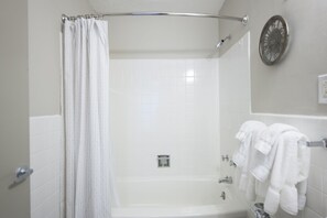 Apartemen | Kamar mandi | Kombinasi shower/bathtub dan perlengkapan mandi gratis
