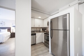 Appartement | Cuisine privée | Réfrigérateur, micro-ondes, four, plaque de cuisson