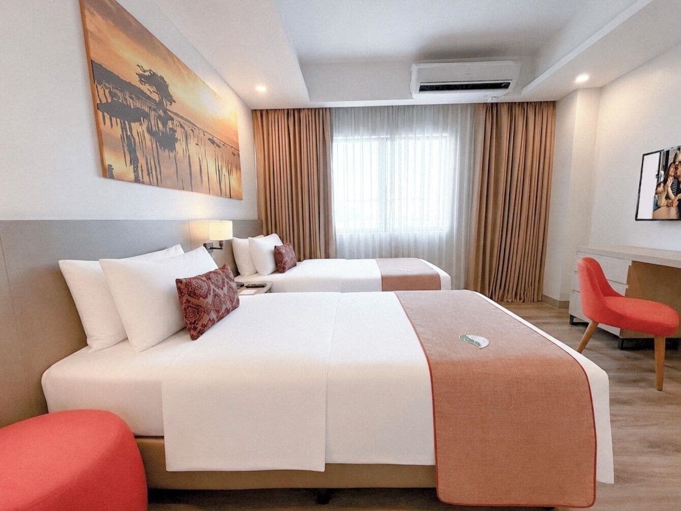 Studio, 2 Twin Beds | Premium bedding, down comforters, desk, laptop workspace