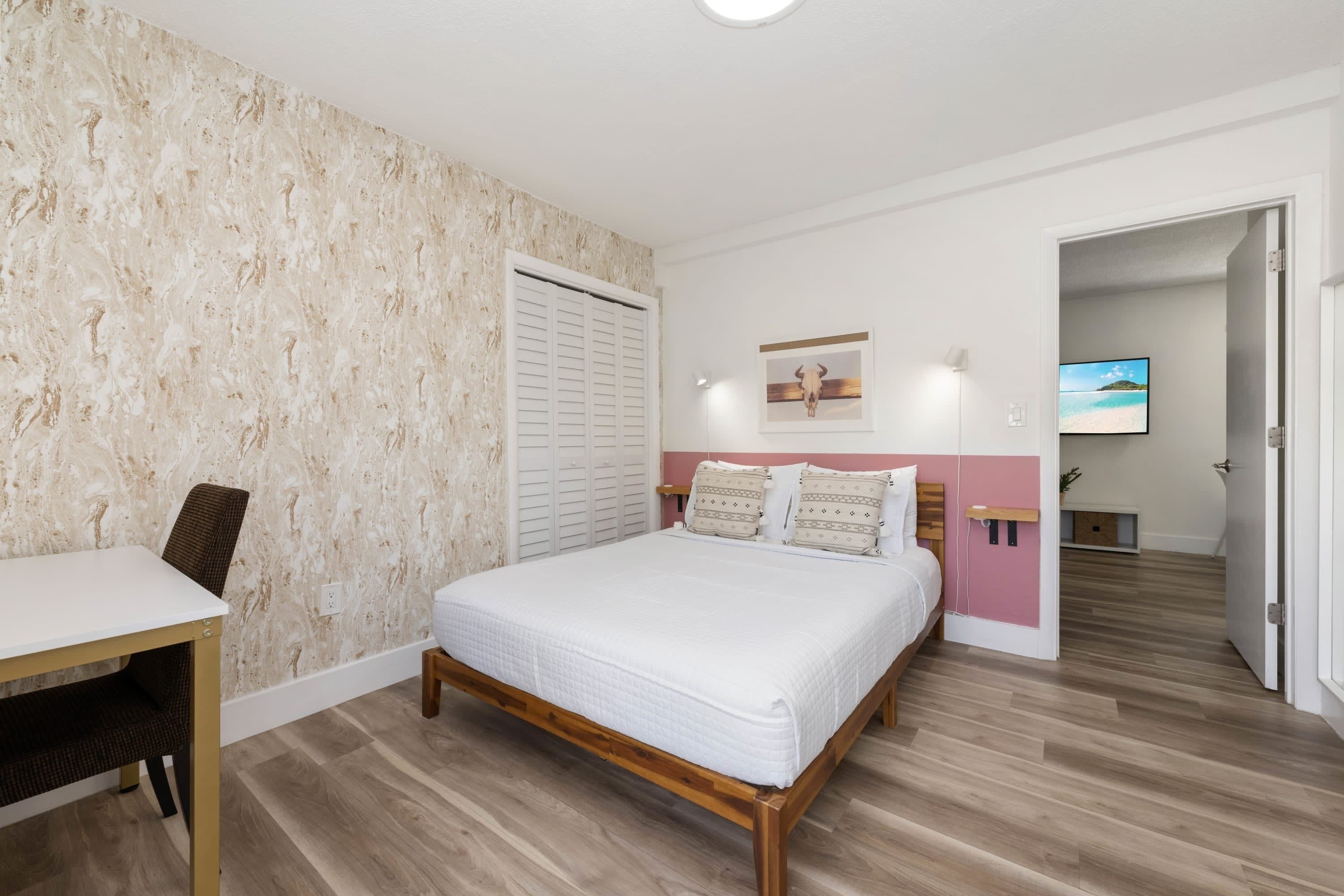 3 habitaciones y espacio para trabajar con laptop 