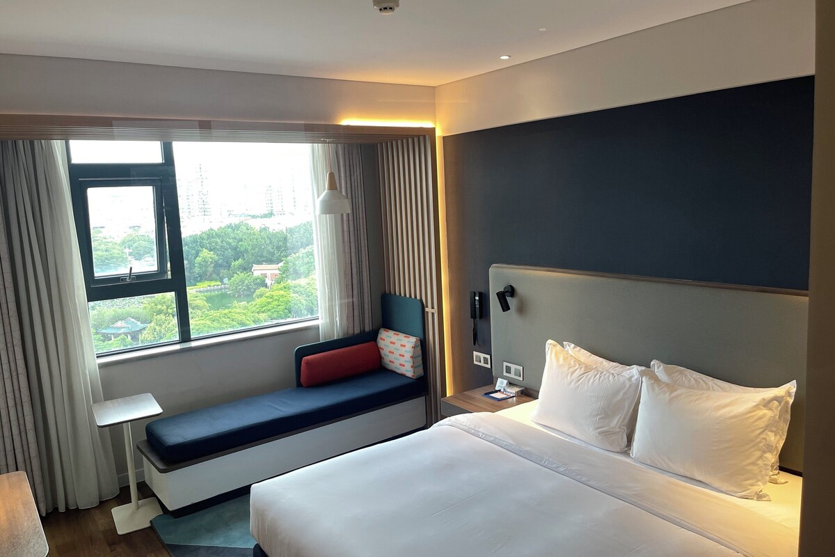 Standard Room, 1 King Bed, Lake View