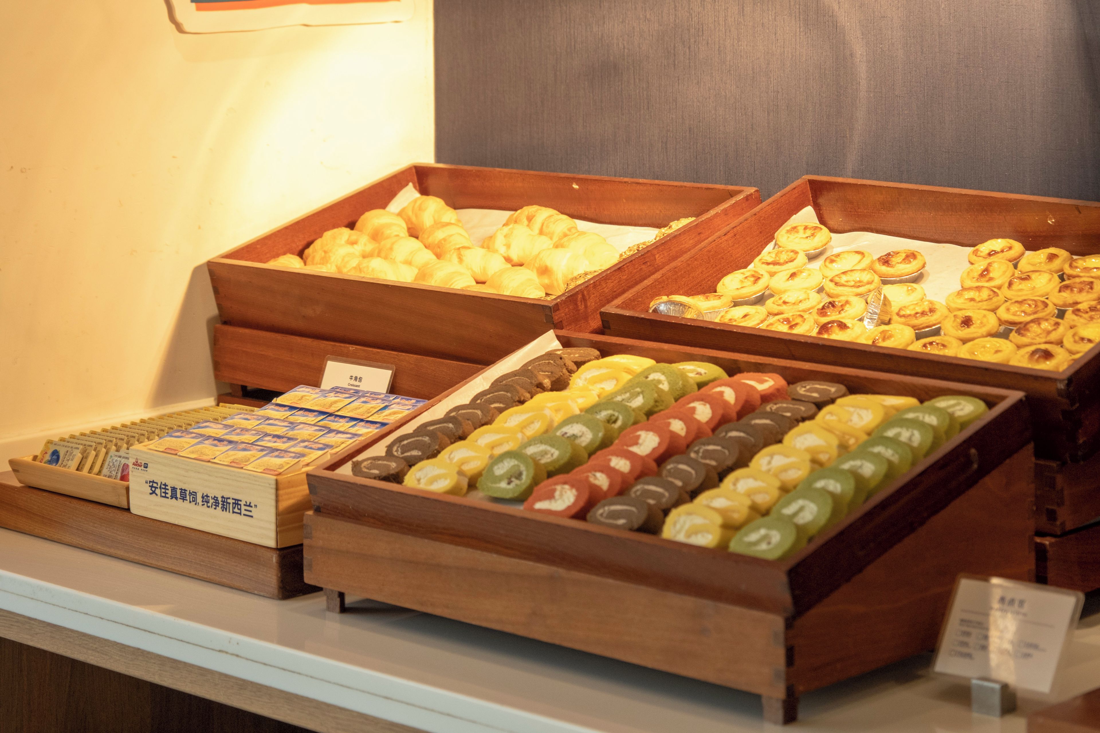 Eine Auswahl an Gebäck und Snacks auf Holztabletts.
