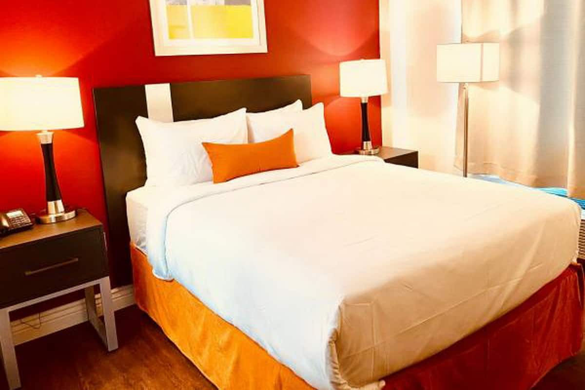 Escritorio, tabla de planchar con plancha, wifi gratis y ropa de cama
