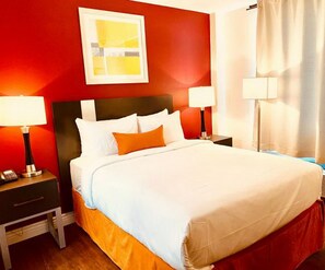 Escritorio, tabla de planchar con plancha, wifi gratis y ropa de cama