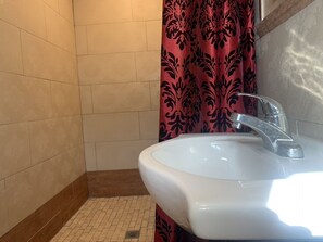 Basic Room | Bathroom sink - Carlton Motel (Los Angeles)