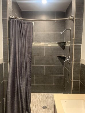 Habitación básica | Regadera en el baño