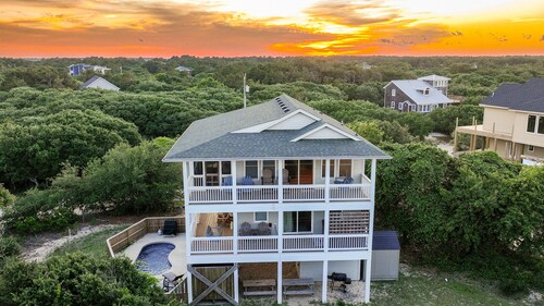 Beautiful Carova beach house with ocean view, pool and hot tub! Pet Friendly!