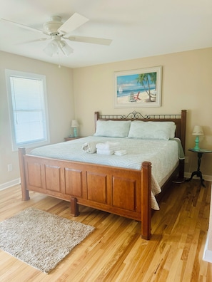 4 slaapkamers, een bureau, een strijkplank/strijkijzer, gratis wifi