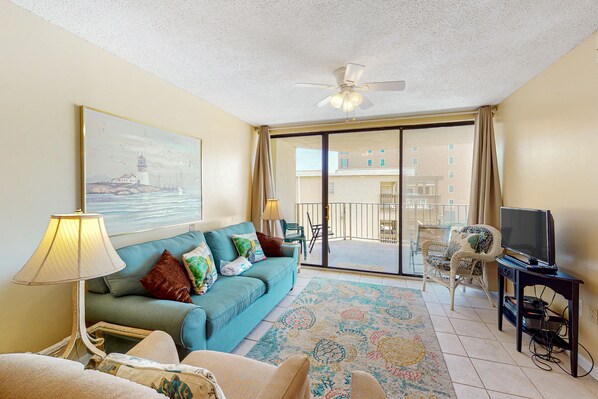 TV - Beachfront condo with balcony overlooking Gulf of Mexico & resort pool (Gulf Shores)