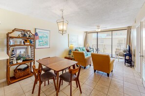 TV - Beachfront condo with balcony overlooking Gulf of Mexico & resort pool (Gulf Shores)