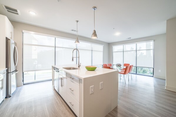 Apartment | Private kitchen | Fridge, microwave, oven, stovetop - Perfect Location Amazing Rooftop View (Atlanta)