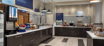 Holiday Inn Express & Suites Aurora by IHG