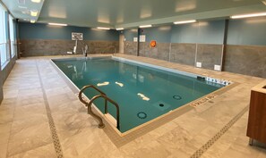 Una piscina cubierta