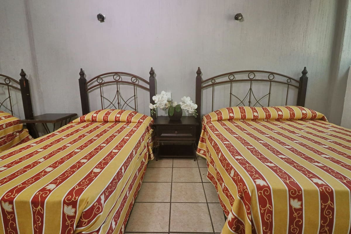 Habitación básica | Cortinas opacas, tabla de planchar con plancha, ropa de cama