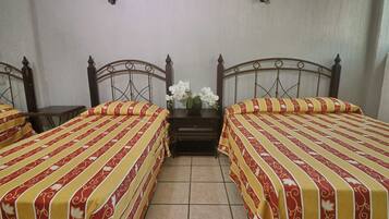 Habitación básica | Cortinas blackout, tabla de planchar con plancha y ropa de cama