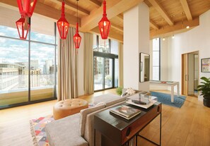 Penthouse (Richard's Flat King) | Minibar, värdeförvaringsskåp på rummet och skrivbord