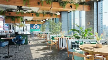 Bar na cobertura, vistas para a piscina, aberto todos os dias