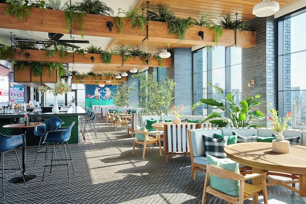 Bar en la azotea, con vista a la piscina, abre todos los días