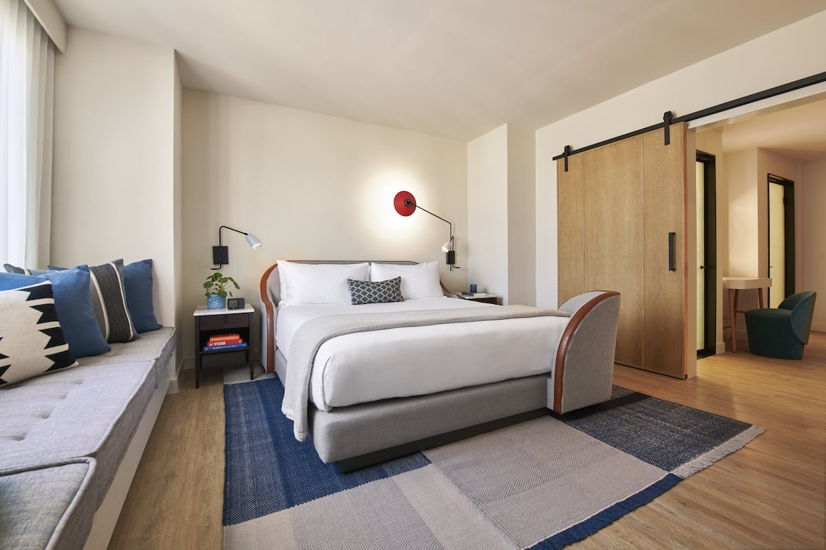 1 chambre, minibar, coffres-forts dans les chambres, bureau