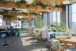 Rooftop bar, poolside views, open daily - Virgin Hotels Nashville (Nashville)