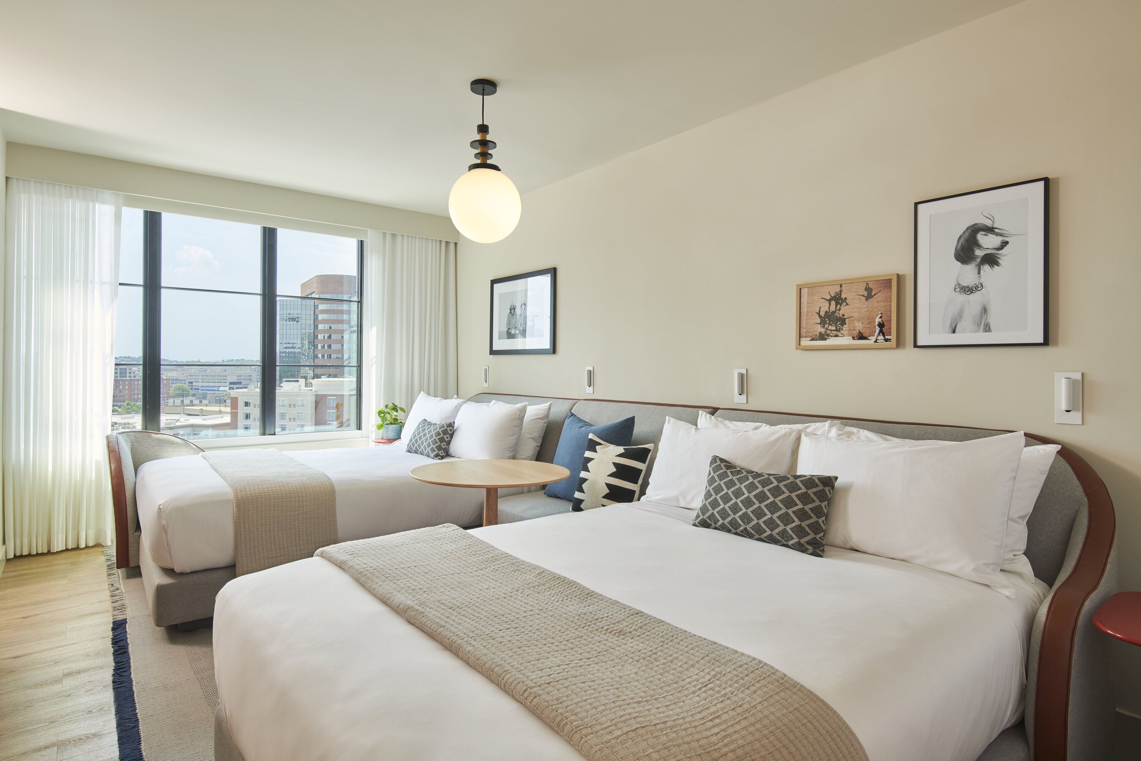 迷你吧、客房内保险箱、办公桌、笔记本电脑工作区