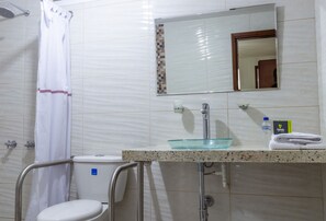 Superior Quadruple Room | Bathroom | Shower, towels - Hotel Riviera Plaza (Bucaramanga)