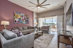 Smart TV, Netflix, lettore DVD, tavolo da calcetto